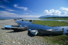 Łodzie na brzegu w Bajkalskoje.